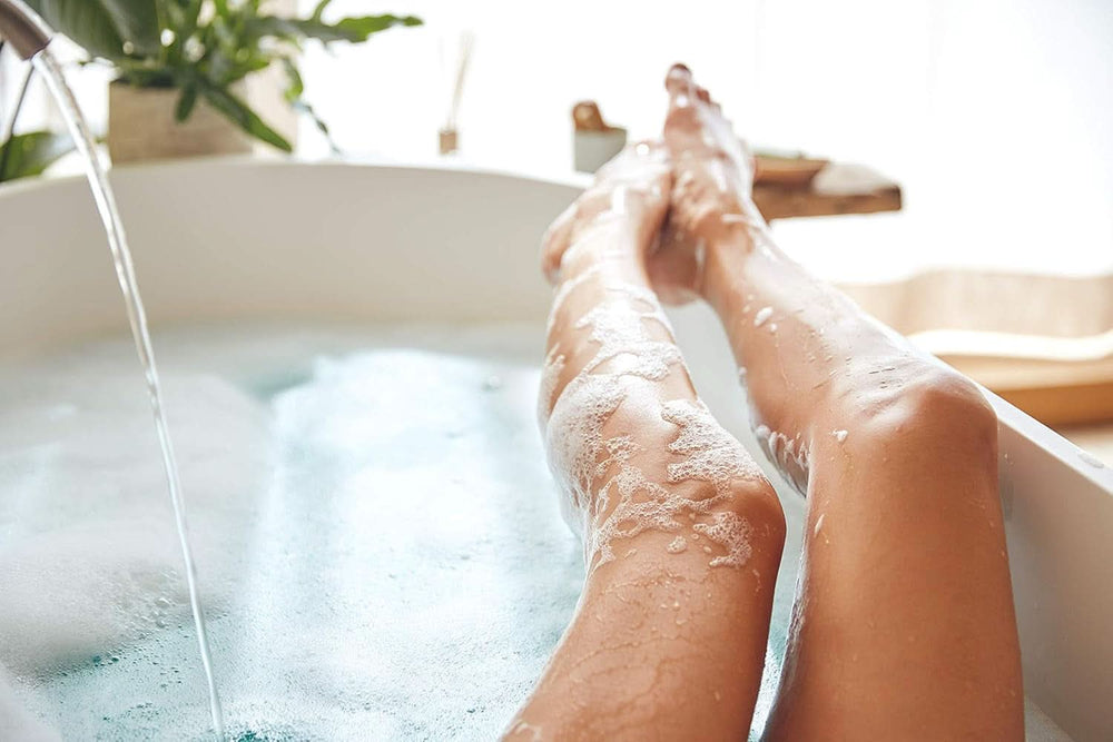 Kneipp Aroma, espuma para el cuidado del baño Happy Time Out - con aceites naturales de amapola roja y cáñamo, 400 ml Naty Shop