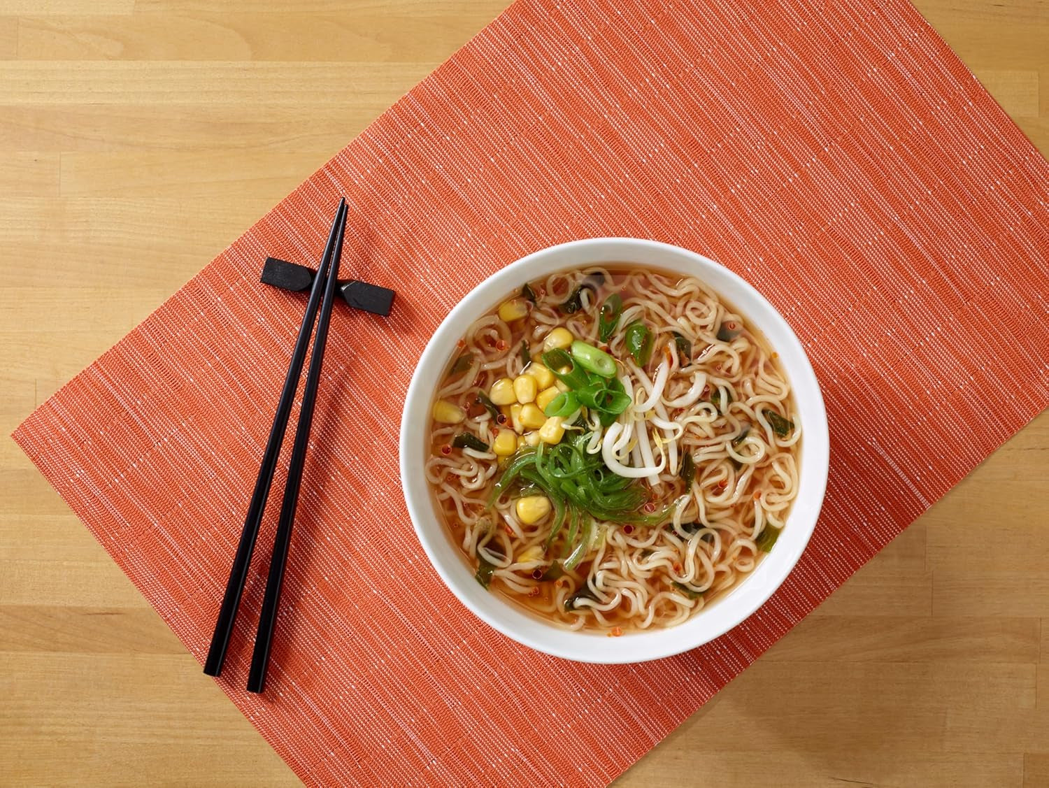 Nissin Ramen Premium - Miso Spicy Paquete de 10 fideos instantáneos secos al aire estilo japonés para ramen 'estilo restaurante' con un sabor ligeramente picante de miso y hojuelas de wakame (10 x 90,7 g)