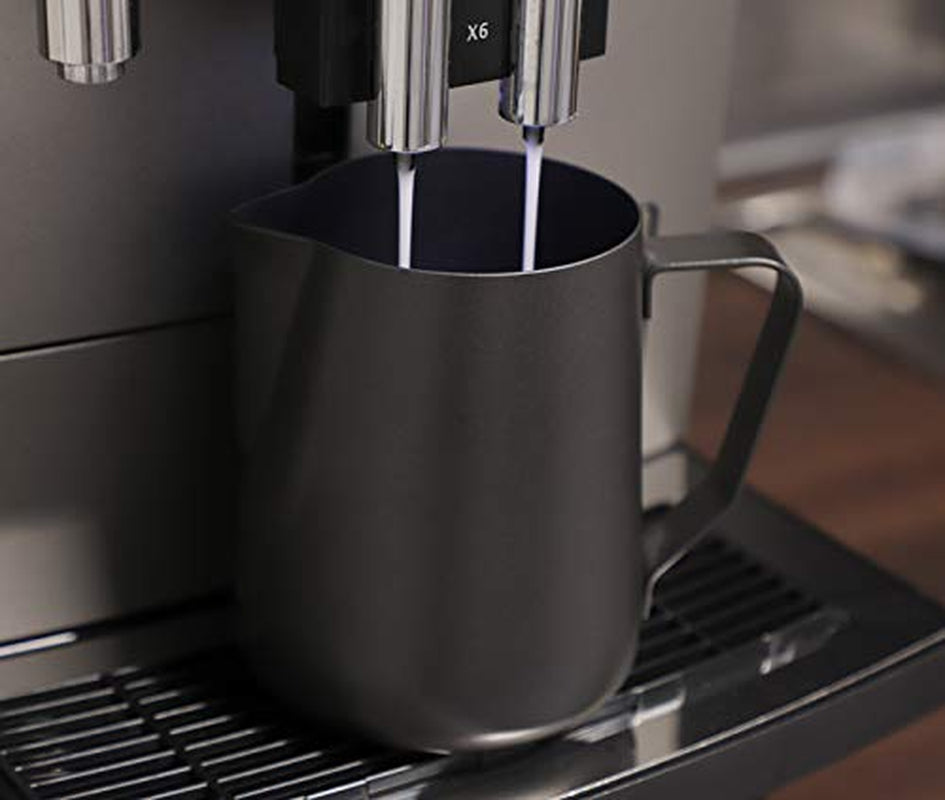 APS Milk Pitcher – Carafă de lapte de înaltă calitate, cu strat antiaderent, fabricată din oțel inoxidabil – Perfectă pentru prepararea spumei de lapte – Carafă universală, neagră, 600 ml