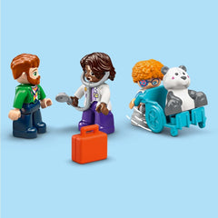 LEGO DUPLO Town Primera visita al médico, juguete de construcción, set de juego para fomentar la motricidad fina, regalo para niños pequeños de 2 años, juguete educativo, juego de rol en el hospital 10449 Juegos de construcción Ver en LEGO-Store