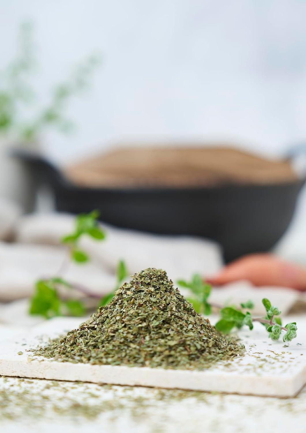 Fuchs Gewürze - Mejorana gerebelt - zum Würzen von Kartoffelgerichten, Fleischgerichten oder Eintöpfen - ingredientes naturales - 10 g en wiederverwendbarer, recyclebarer Dosis