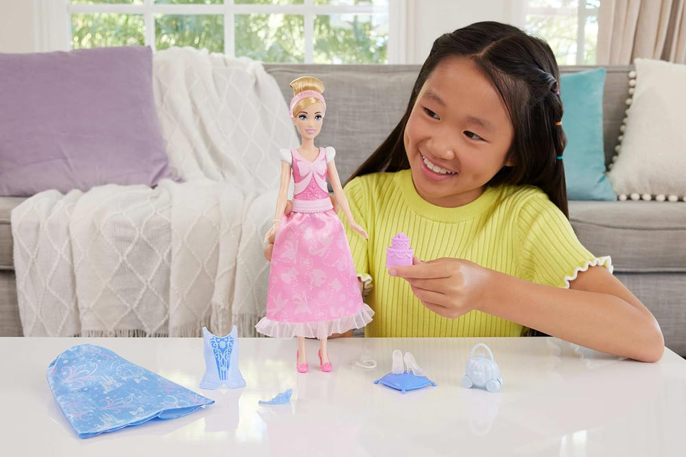 Mattel Disney-Princess-Spielzeuge, Cinderella-Modepuppe con 2 looks, 9 accesorios, 2 Oberteile zum Anklipsen y 2 Röcke. Película 2 en 1 inspirada en Disney Film, JCR95