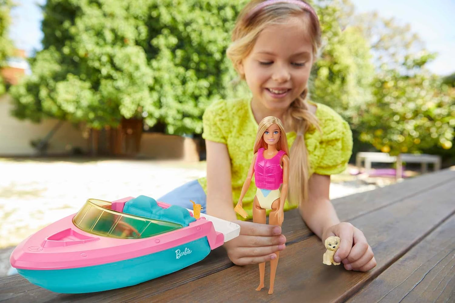 Barbie Speedboat Set, Barbiepuppe mit blonden Haaren, rosa Schwimmweste, Boot, Welpe, Zubehör, Geschenke für Kinder ab 3 Jahren, GRG30