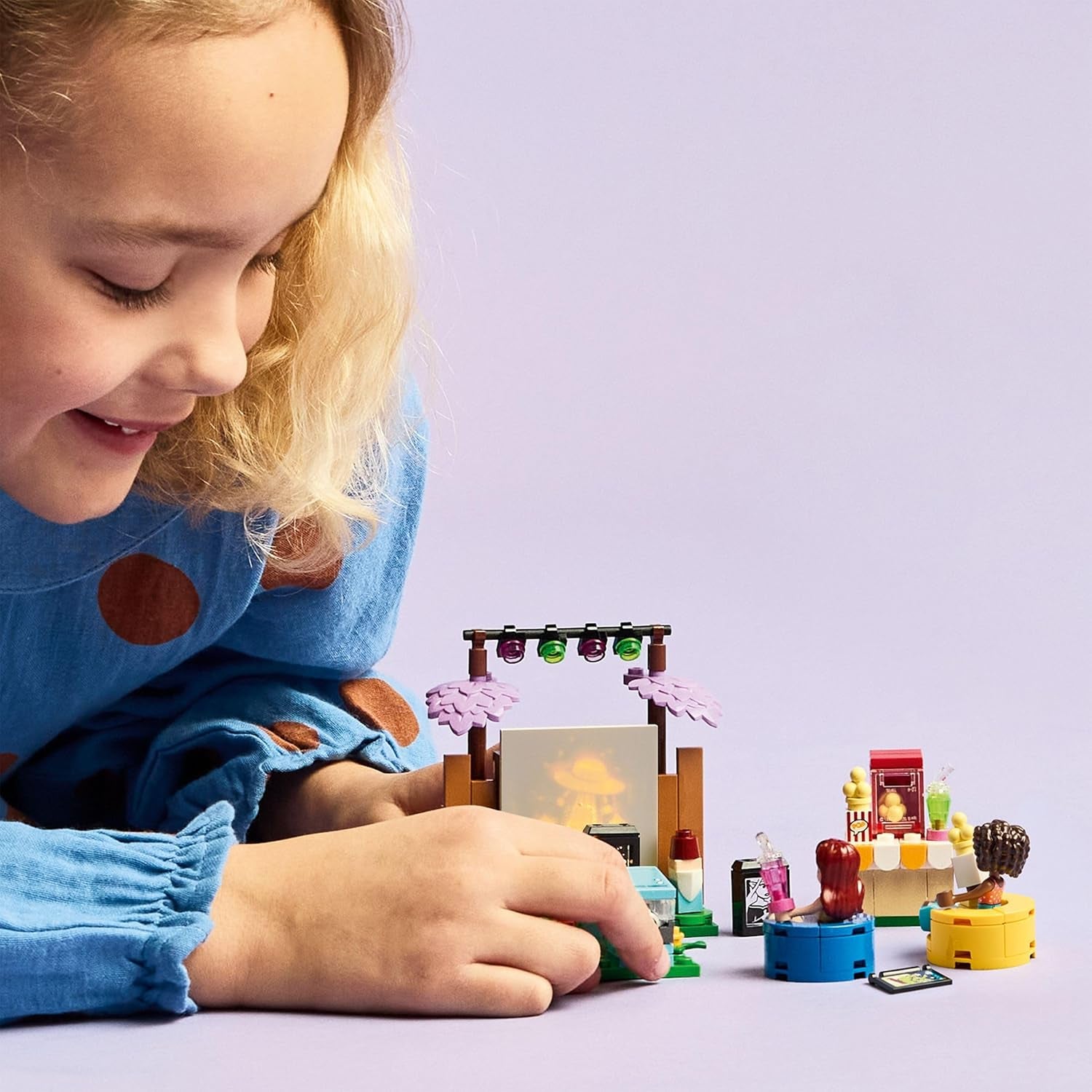 LEGO Friends Noche de Película de la Amistad, juguete para niñas mayores de 6 años - incl. 2 minimuñecos, una pantalla y un proyector de ladrillos luminosos - Set de construcción creativa - 42642
