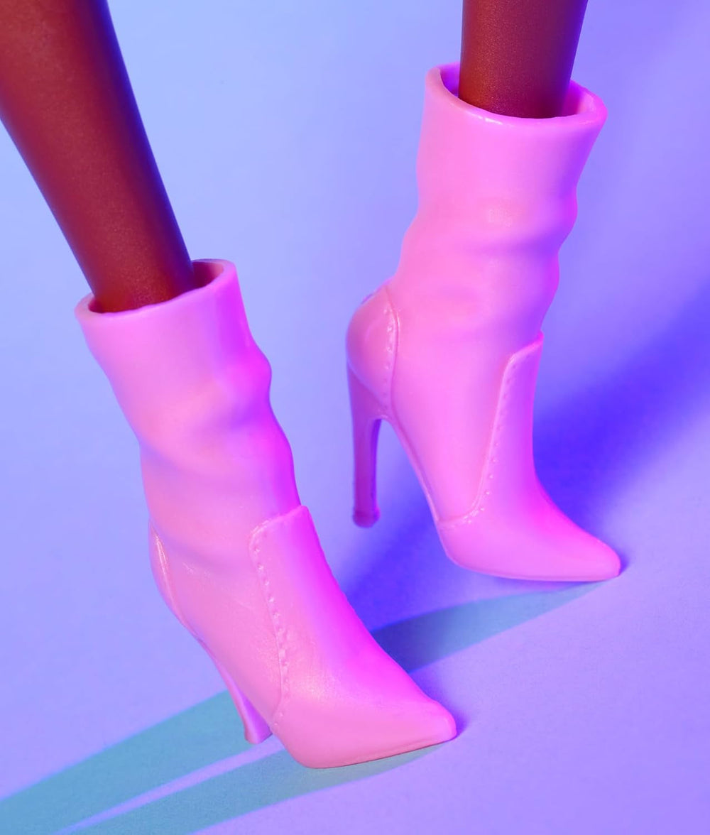 Muñeca Barbie Looks, figura coleccionable núm. 21 con cabello negro trenzado y moda Y2K moderna, top rosa sin mangas y falda de cuero sintético con botas, HRM13 Naty Shop Dolls