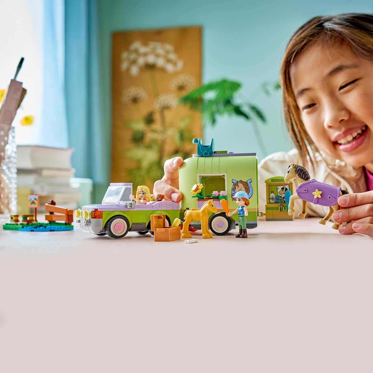 LEGO Friends Pferd und Fohlen mit Pferdeanhänger - Pferde Spielset mit Pflegezubehör, 4 Tierfiguren, Auto & 2 Mini Puppen - Geschenkeidee zum Geburtstag für Mädchen ab 7 Jahren - 42695