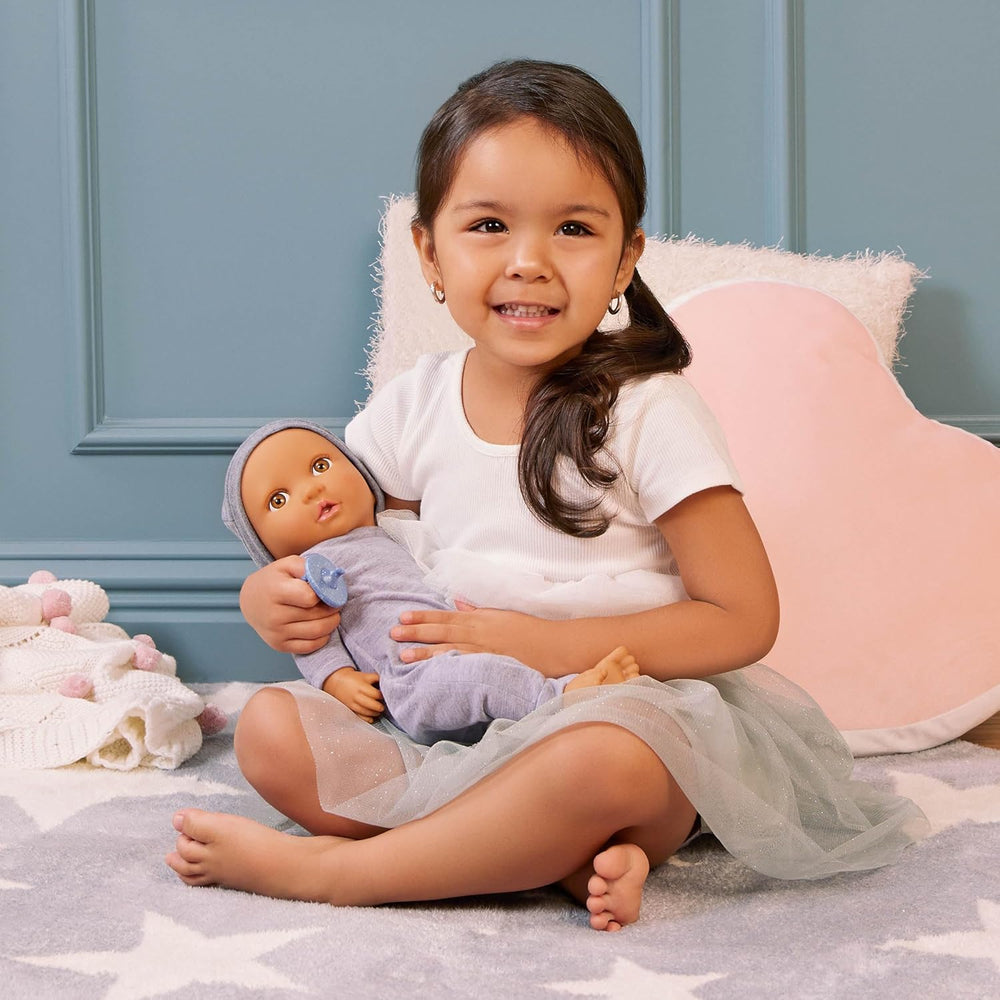 LullaBaby - Muñeco de bebé - Einteiler & Mütze - Muñeco de bebé realista de 36 cm - Ojos marrones avellana y cuerpo suave - Pelele y Schnuller-Zubehör - Juegos de simulación - Kinder 2 Jahre +