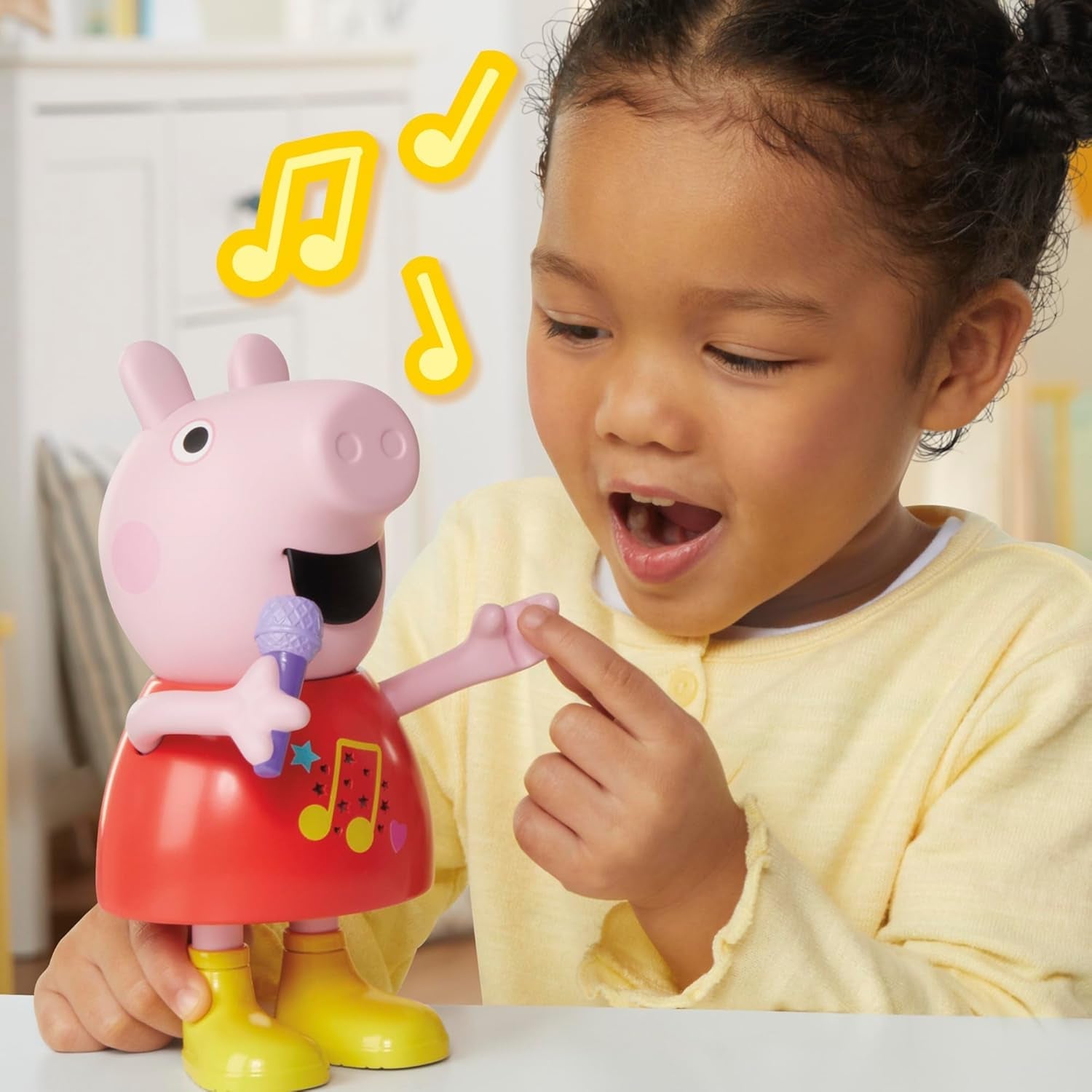 Păpușă Peppa Pig, vorbitoare și cântătoare, roz, 20 cm