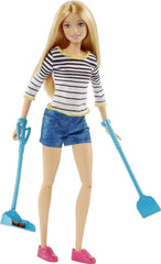 Păpușă Barbie Walk and Potty, păpușă blondă cu câine plimbăreț, lingură pentru caca, accesorii, inclusiv câine păpușă, cadou pentru copii, jucărie pentru copii cu vârsta de 3 ani și peste, DWJ68