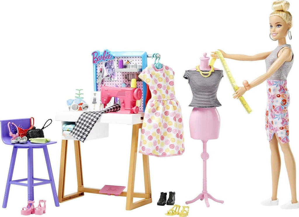 Barbie HDY90 - păpușă designer de modă (30,40 cm) și studio, 25+ accesorii de design și modă, birou de design, scaun, mașină de cusut, model de țesătură, manechin și multe altele, jucării de la 3 ani Papusi Naty Shop
