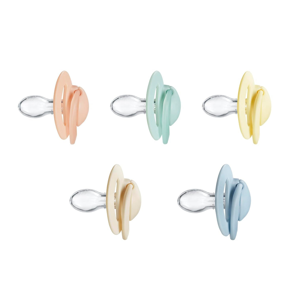 Nuby – Set de 5 tetine și suzete ortodontice din silicon moale | 3 modele pentru zi și noapte | 2 modele care strălucesc în întuneric | Fără BPA | Formă asemănătoare sânilor | Pentru 18-36 de luni