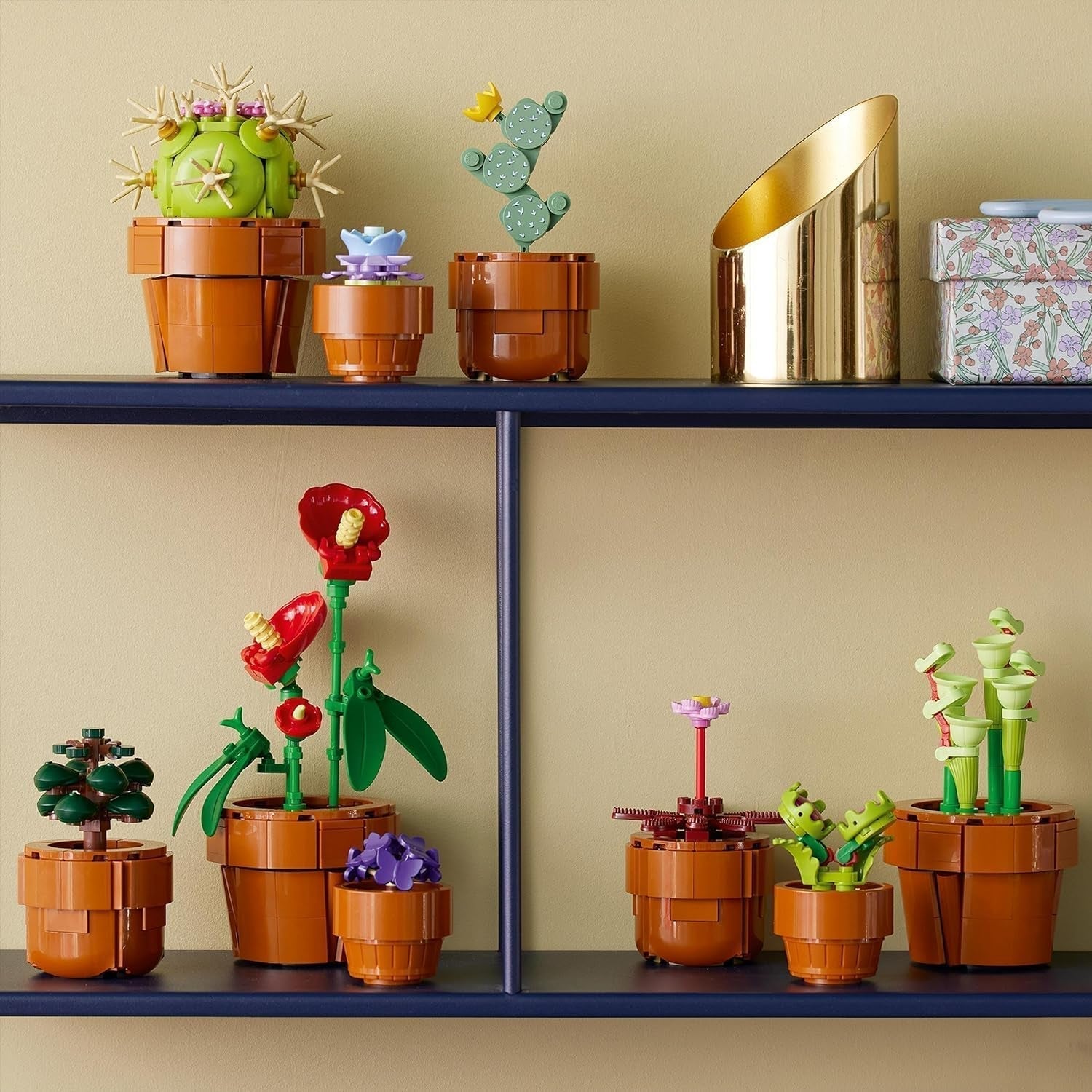 LEGO Icons Miniplantas, 9 flores artificiales para construir, colección botánica para adultos con maceta de terracota para construir, decoración del hogar, regalo para mujeres y hombres 10329 Juegos de construcción Besuche den LEGO-Store