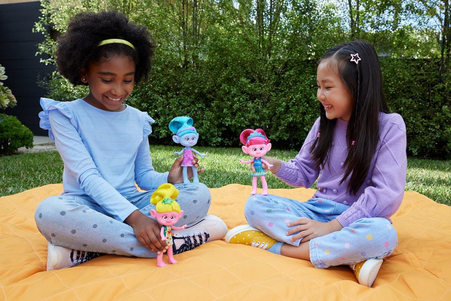 Mattel DREAMWORKS TROLLS Gemeinsam Stark – Haarige Überraschungen Chenille Puppe mit leuchtend blauem Haar zum Stylen, lila Stirnband, para niños de 3 años, HNF15