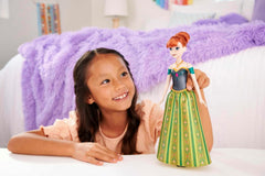 Păpușa Mattel Disney Frozen Singing Anna - fragment de cântec de 30 de secunde, ținută clasică de castel, fustă moale detașabilă, păr pieptănabil, pentru copii cu vârsta de 3 ani și peste, versiune germană, HMG41