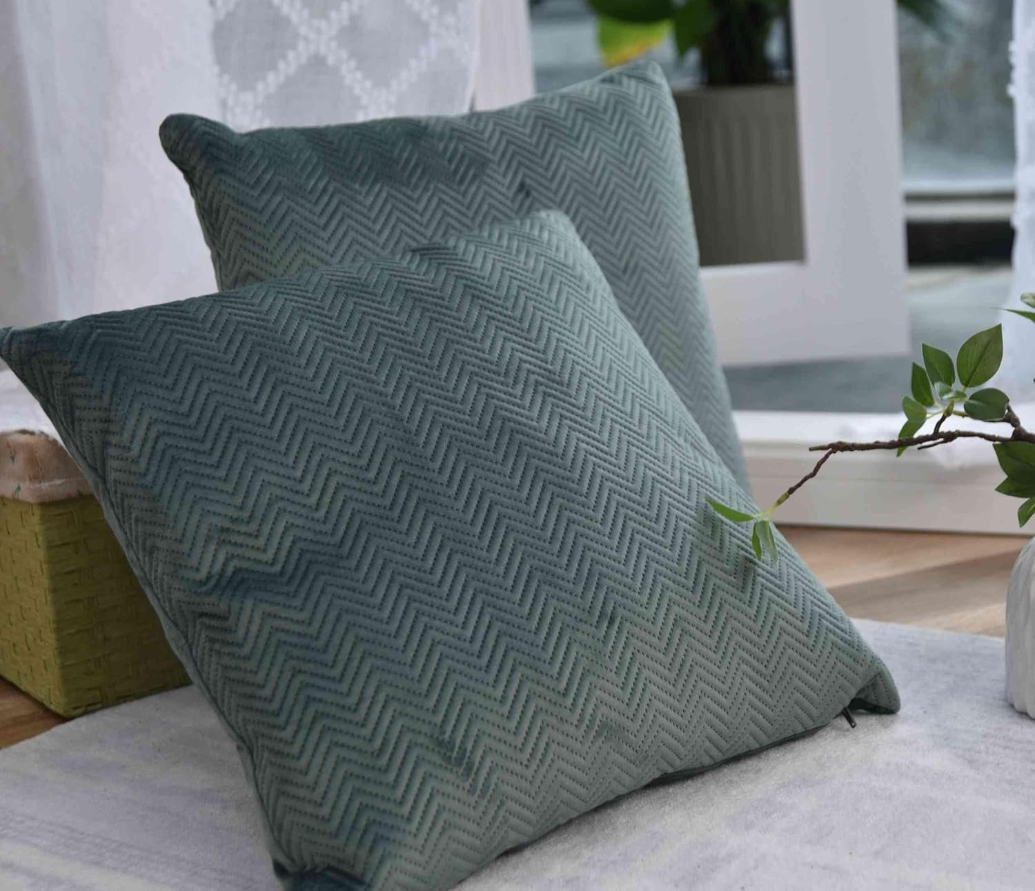 Cutie pentru perdele Pernă Pernă decorativă Lxw 45X45 Cm Verde Jacquard "Greta" Cu design în formă de heringbone Închidere cu fermoar ușor de întreținut Umplutură moale 320G - Varietate de culori, 2023510 Perne calatorie Naty Shop