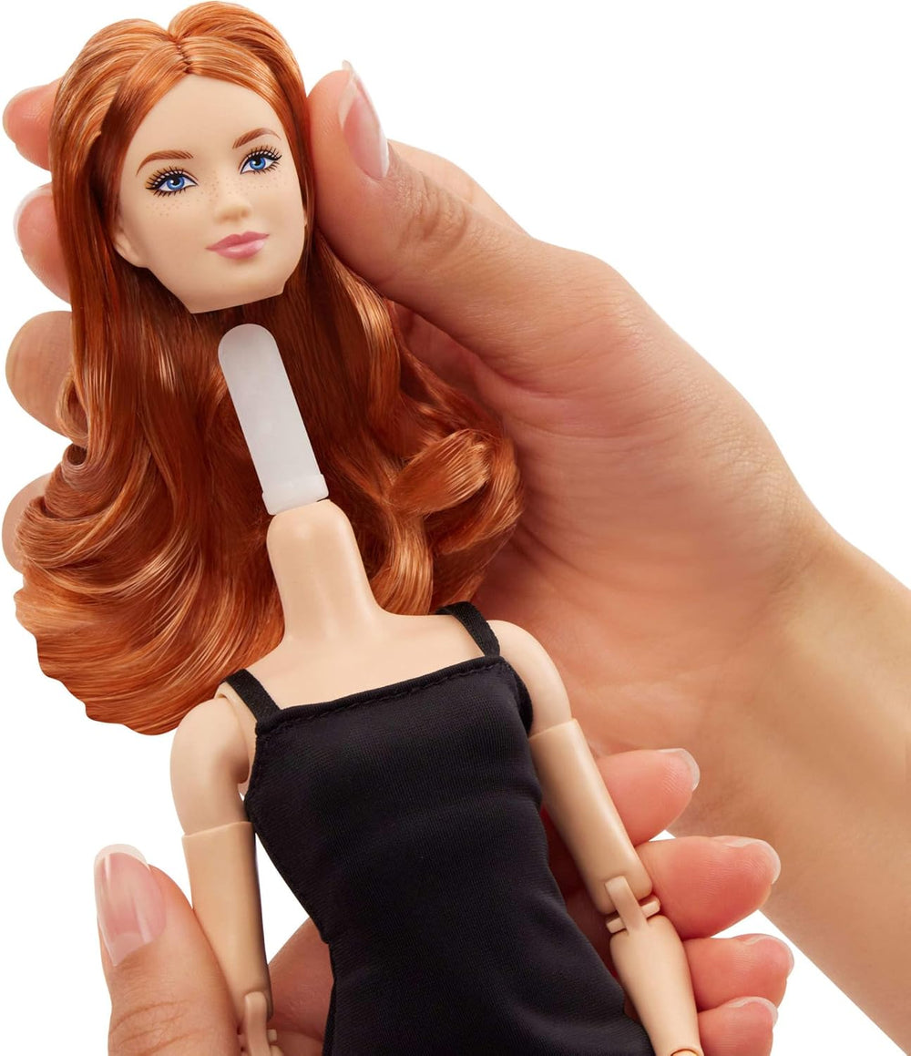 Barbie Basics Model 4, Păpușă de colecție cu bucle roșii, rochie mini neagră și cizme, modă cu potrivire universală, corp mic articulat și cap interschimbabil, JBH74