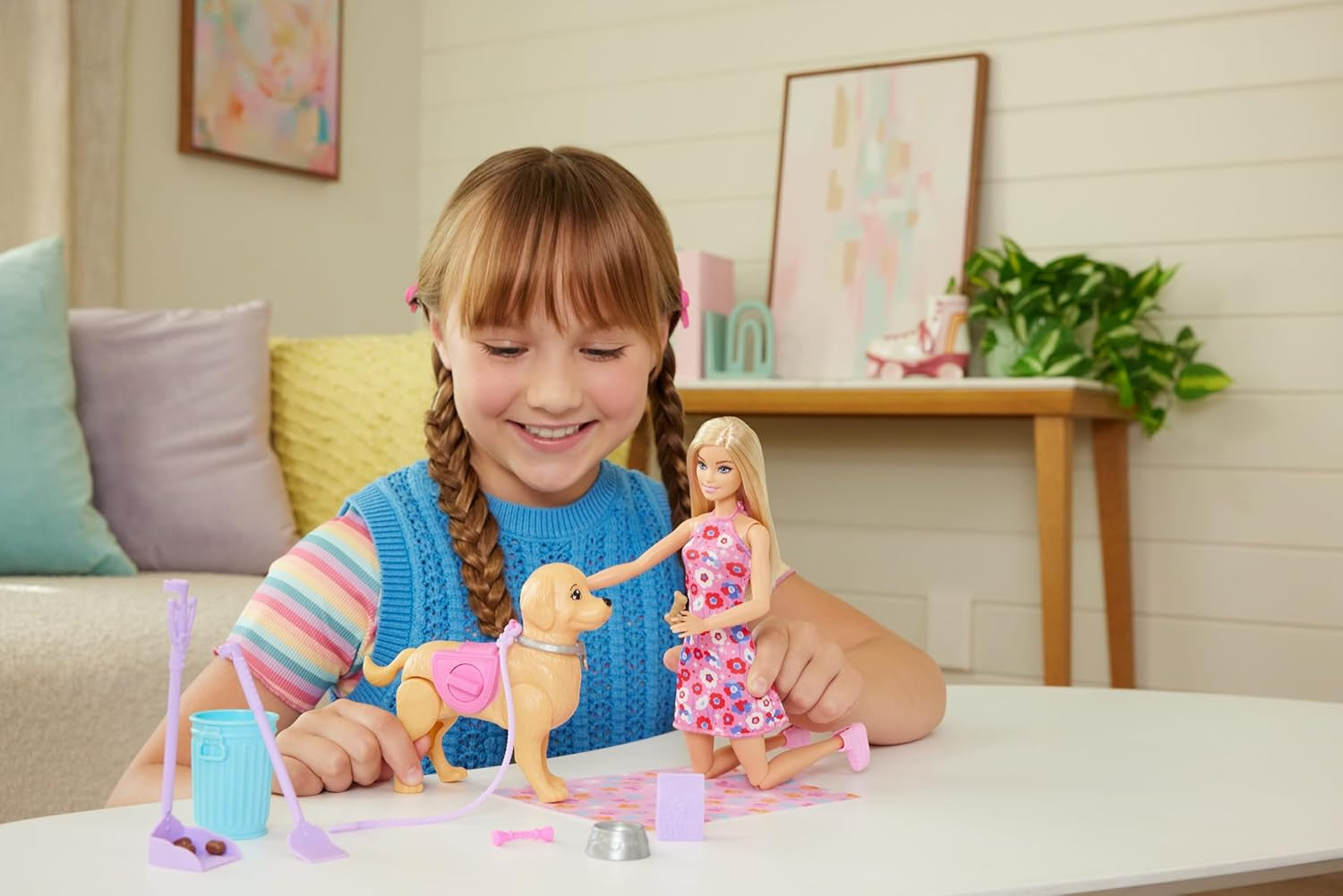 Barbie Hundespaziergang Spielset, enhtät einen Spielzeughund der gehen und Häufchen Machen kann, una Barbie Malibu-Puppe sowie EIN Kehrset und Hundezubehör, JJB46