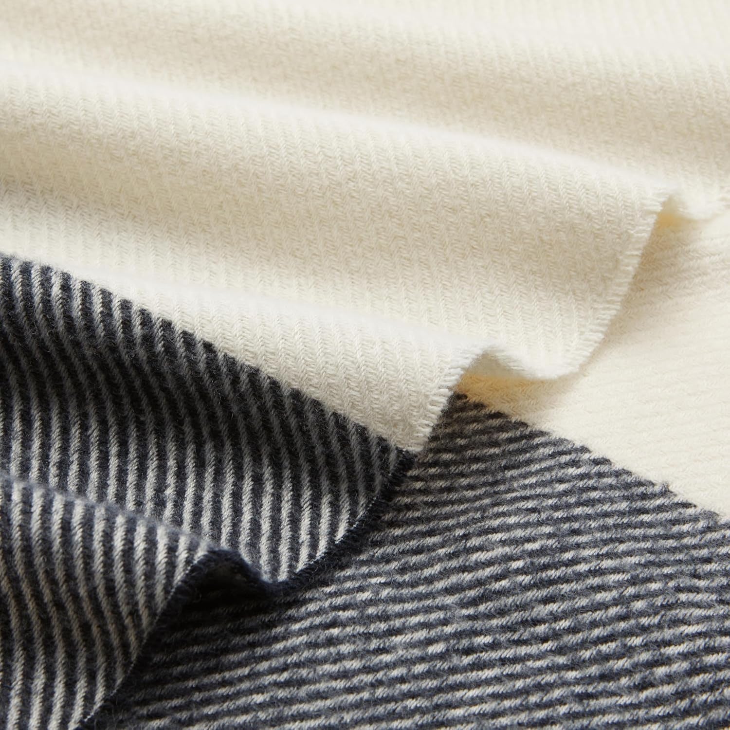 Amazon Basics Manta ligera de poliéster reciclado, manta acogedora para decoración de habitaciones, 127 x 152 cm, blanco marfil con estampado azul Camas y mantas a cuadros Besuche den Amazon Basics-Store