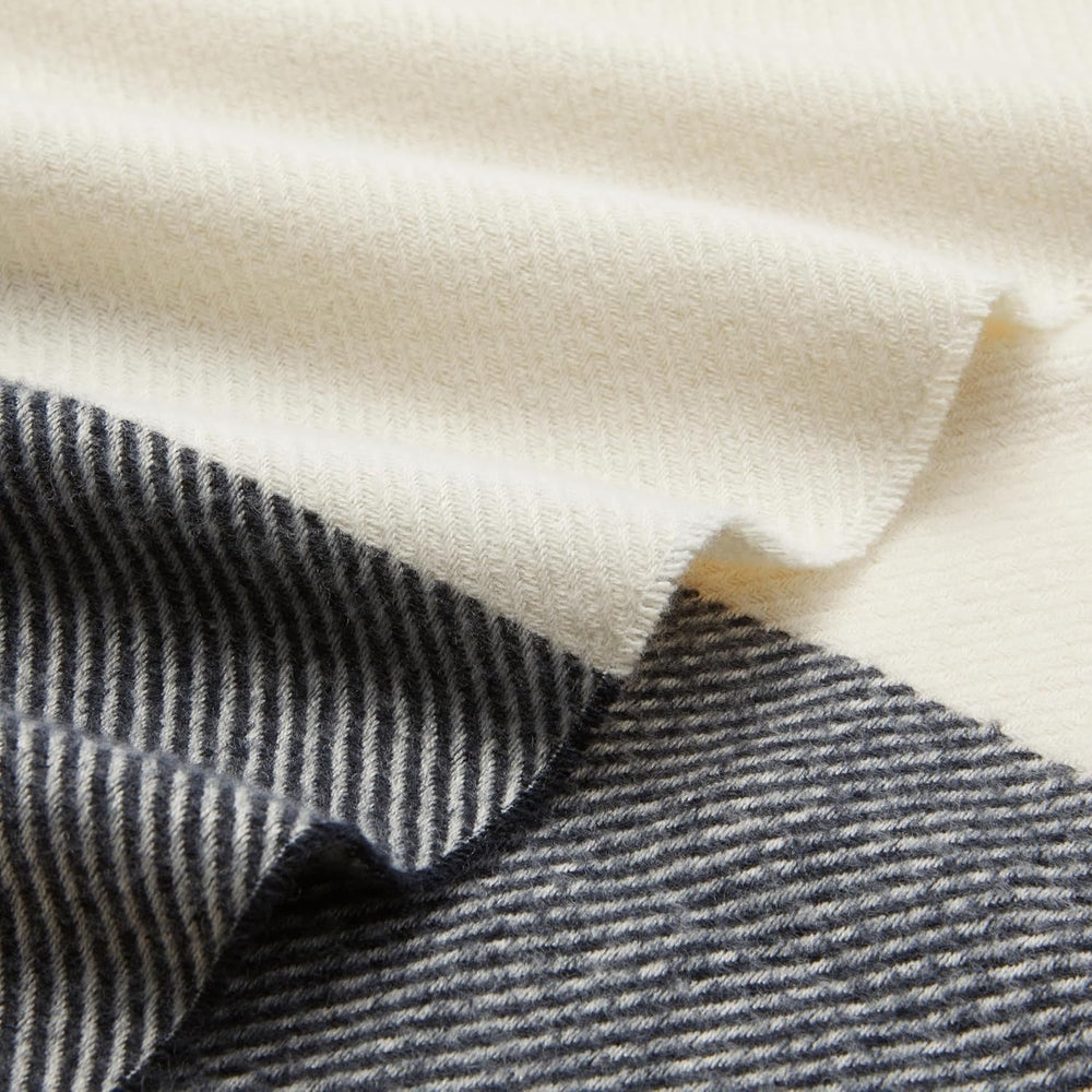 Amazon Basics Manta ligera de poliéster reciclado, manta acogedora para decoración de habitaciones, 127 x 152 cm, blanco marfil con estampado azul Camas y mantas a cuadros Besuche den Amazon Basics-Store