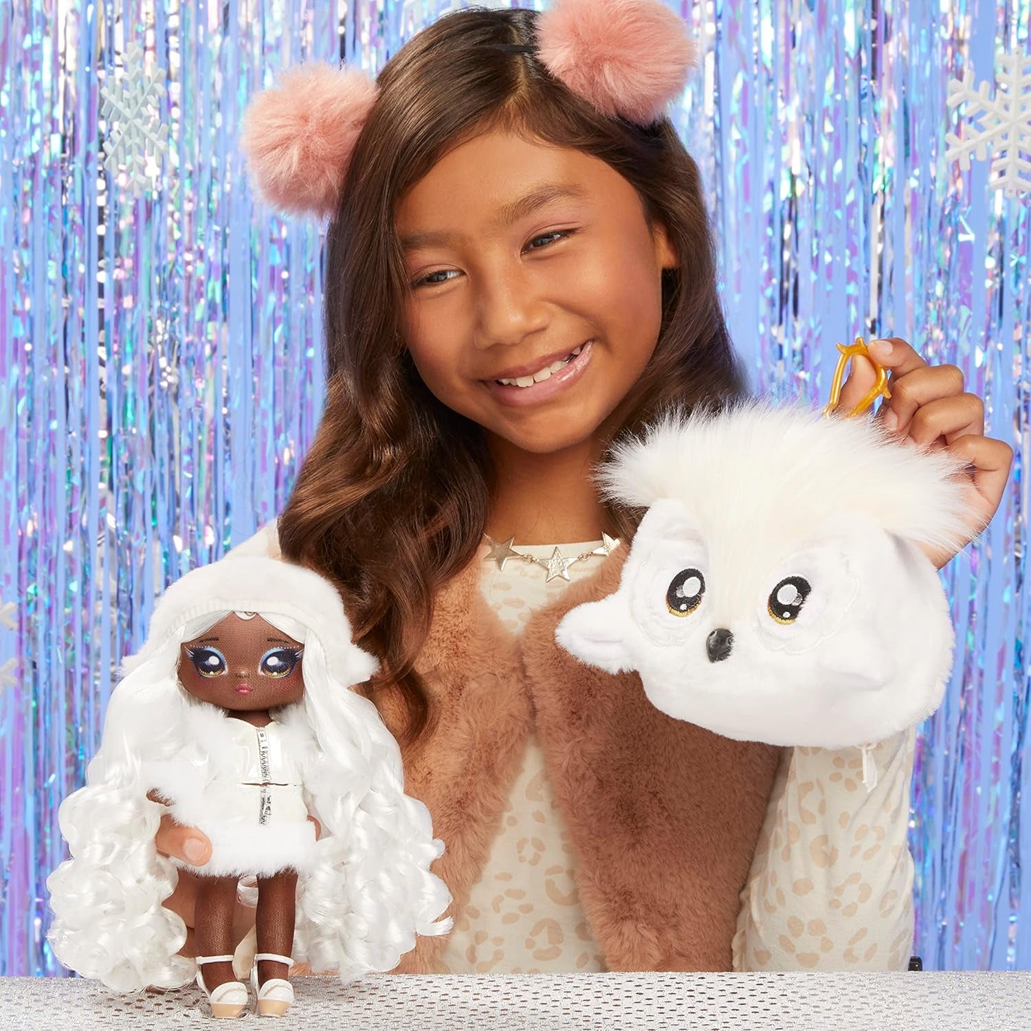 ¡N / A! ¡N / A! ¡N / A! Serie SurpriseCozy – Evie VON HOO – Schneeule Modepuppe aus softe Plüsch mit weissen Haaren, Mütze, Outfit und Flauschiger Anhäntagetasche – Tolles Geschenk für Kinder ab 5 Jahren 119357EUC