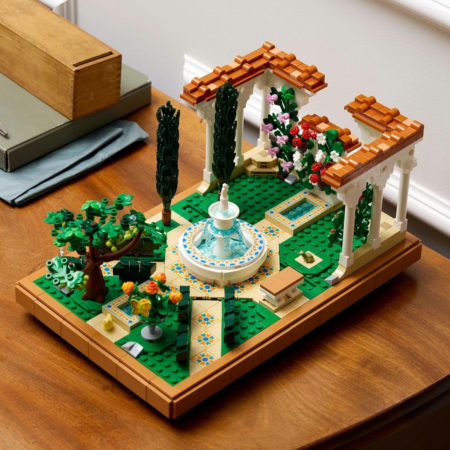 LEGO Icons Fountain Garden - Set de construcción en miniatura para adultos con hojas, cipreses, árboles, enredaderas y flores - Idea creativa de regalo de cumpleaños, regalo de inauguración de la casa para mujeres y hombres - 10359 Juegos de construcción Beuche den LEGO-Store
