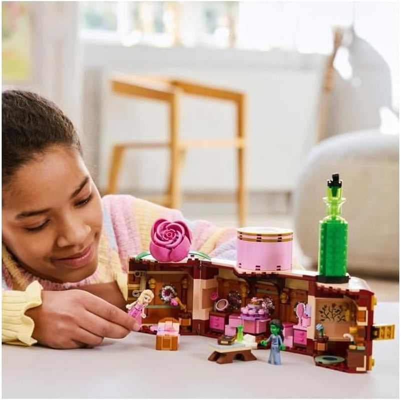 LEGO Dormitorio de Wicked Glinda y Elphaba - Casa de muñecas con 2 minimuñecas de las Brujas de Oz, accesorios geniales que incluyen flores y trajes - Juguete creativo para niñas mayores de 8 años y fans - 75683 Juegos de construcción Besuche den LEGO-Store