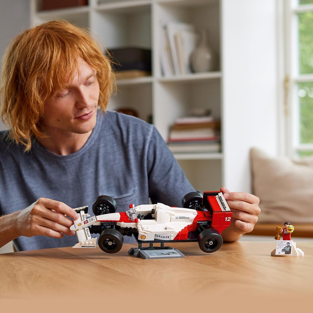 LEGO Icons Juego de modelos de auto Mclaren MP4/4 y Ayrton Senna, kit de auto de carreras de F1 para adultos con minifigura de corredor, coleccionable, idea de regalo para hombres, mujeres, él y ella 10330 Juegos de construcción Besuche den LEGO-Store