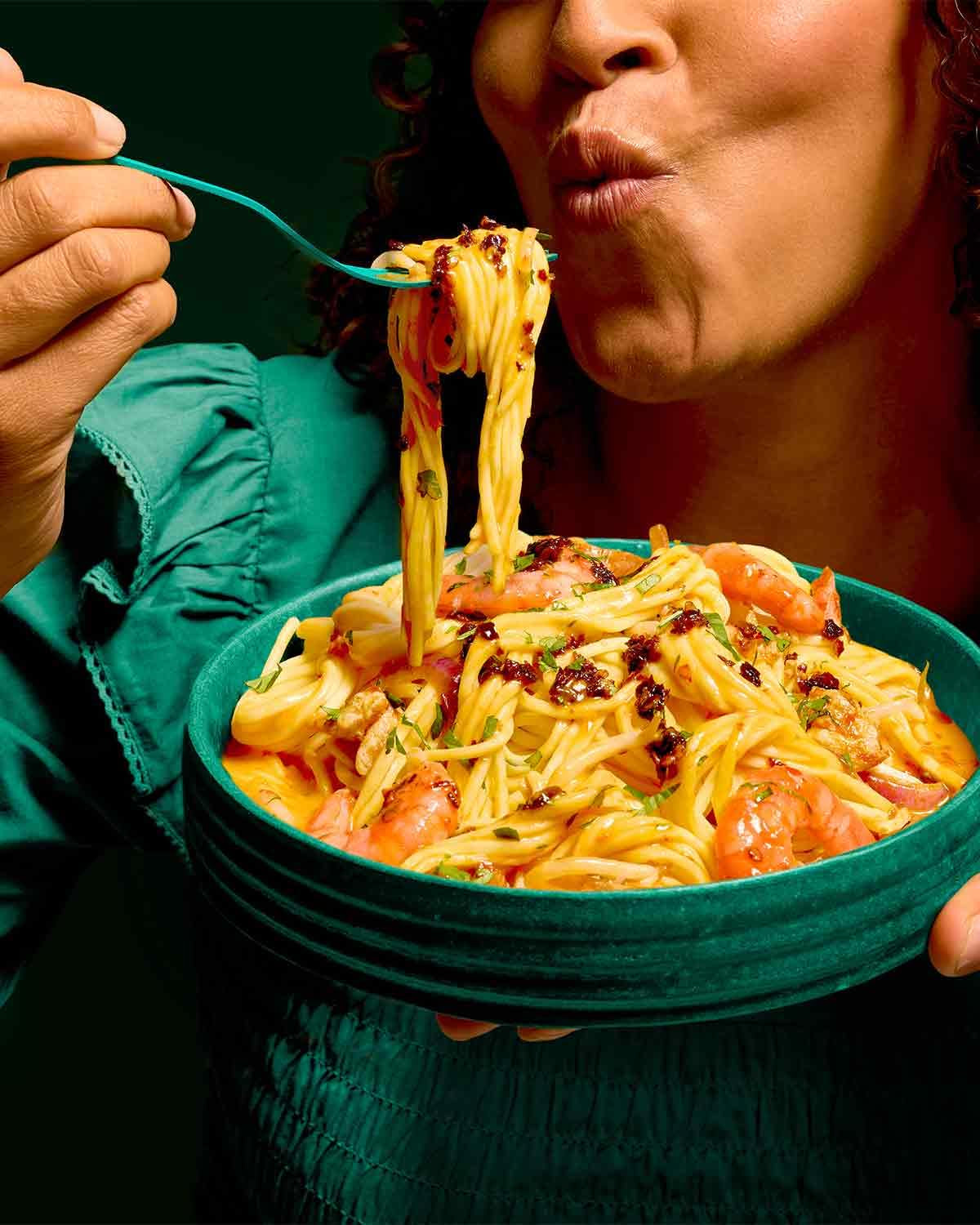 LEE KUM KEE Egg Noodles - Fideos asiáticos al huevo, los clásicos para platos y sopas al wok, fideos semisecos, listos en 3 minutos, dos porciones por paquete, multipack de 6 x 180 g