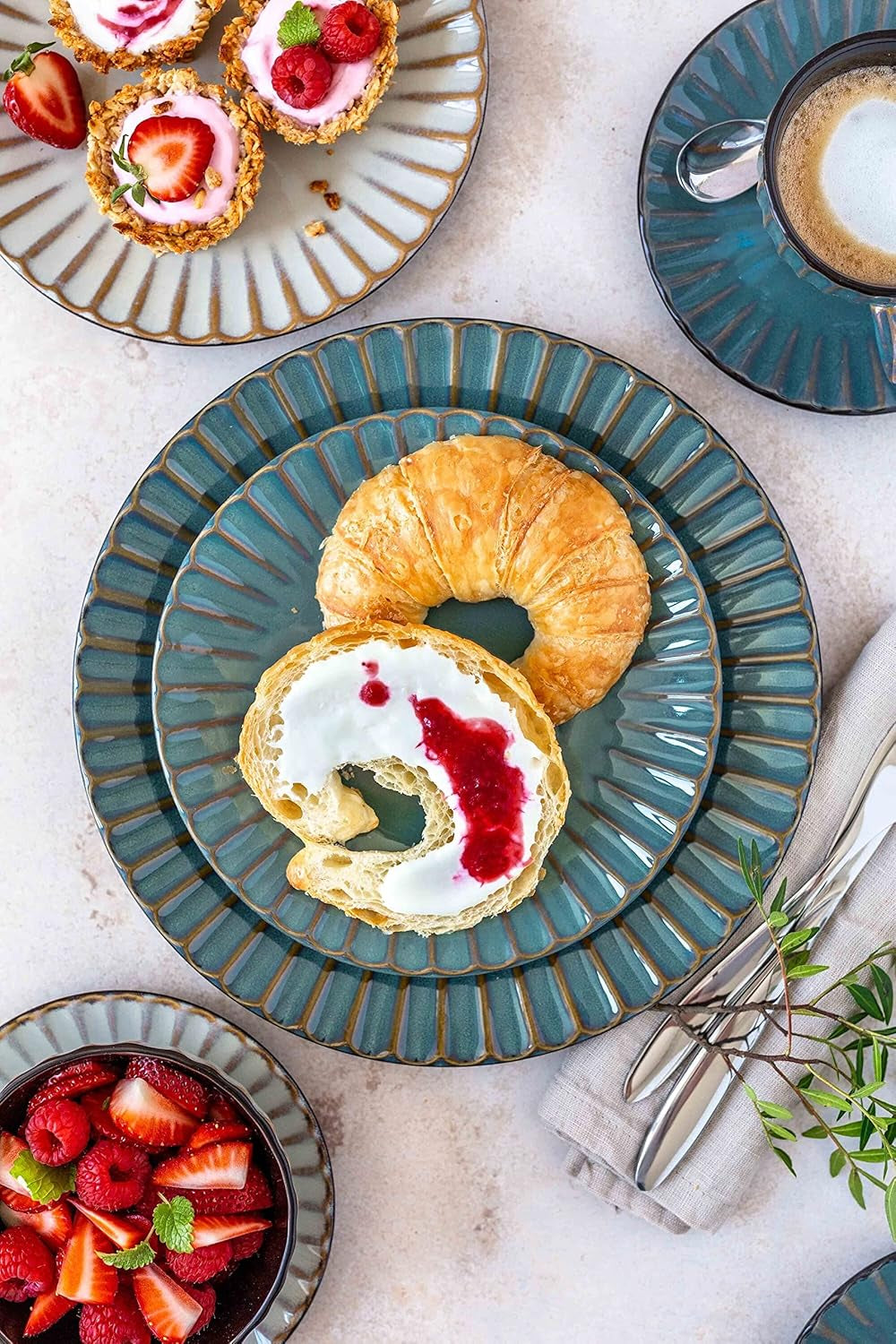 Set de veselă MÄSER 931966 Confino Series pentru 4 persoane, aspect vintage modern, set de mic dejun din ceramică, 12 piese, culoare petrol cu accente negre, gresie