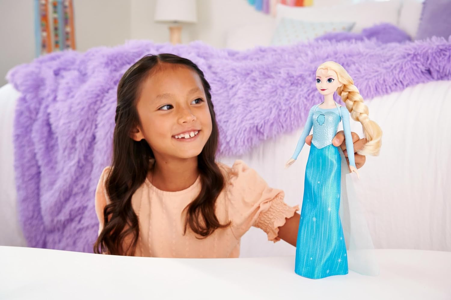 Jucării Mattel din Disney Frozen Păpușa Elsa cântătoare în ținută emblematică, cântă „Let It Go” din filmul Disney în engleză, franceză, germană, italiană, JDL58