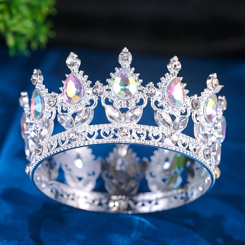 Corona de metal plateado con piedras.
