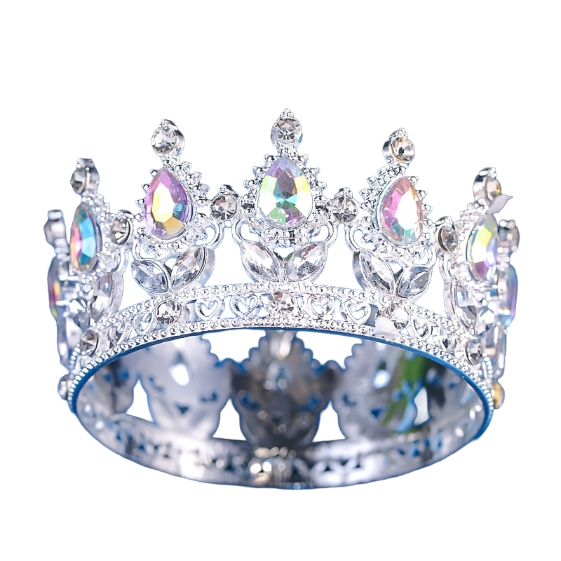 Corona de metal plateado con piedras.