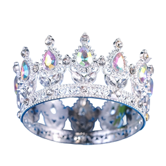 Corona de metal plateado con piedras.