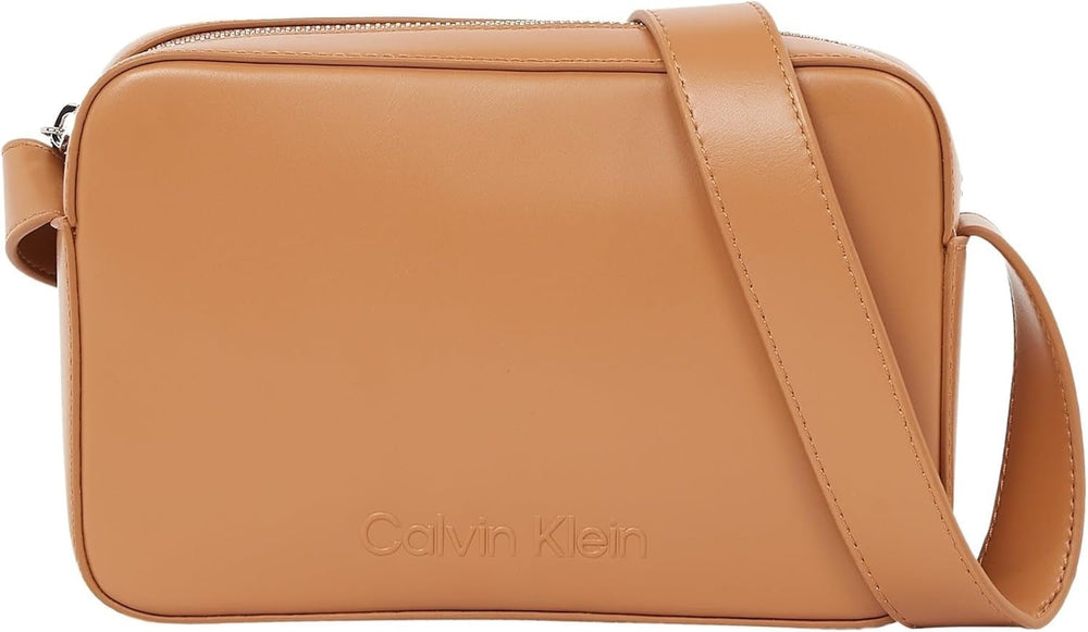 Calvin Klein crossbody sac Embossed Logo Camera Bag cu închidere cu fermoar Genti Femei Naty Shop Brown (Leu)