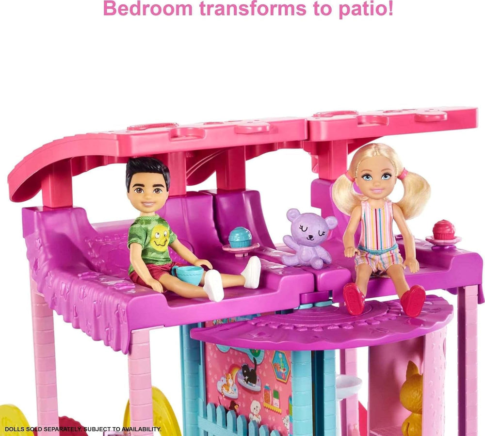 Căsuța de joacă Barbie Chelsea - 3 etaje cu funcție de transformare, zone de joacă secrete, lift, piscină, tobogan, 2 animale de companie și peste 20 de accesorii, pentru copii de la 3 ani în sus, HHX44