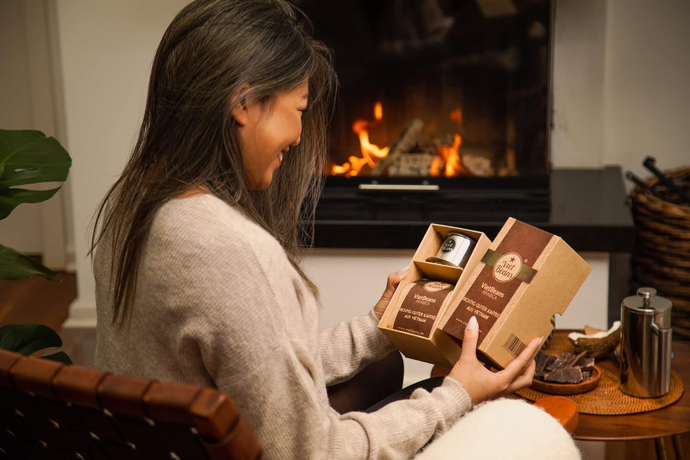 VietBeans Traditional - Schönes Kaffeegeschenk in fester Verpackung - Gemahlener Röstkaffee - 250g Kaffee und Kaffeefilter - Geschenkidee für Kaffeeliebhaber