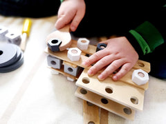 Small Foot Konstruktionsset Miniwob aus Holz, kreativer Bausatz mit Werkzeuge und Zubehör, ab 3 Jahren, 11810, Gris Amarillo
