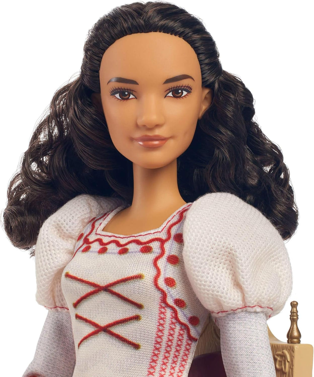 Păpușă de modă Mattel Wicked Nessarose și accesorii, inclusiv scaun cu rotile, cu păr creț castaniu, diverse poziții posibile și aspect de rochie de bal detașabilă, HXY36