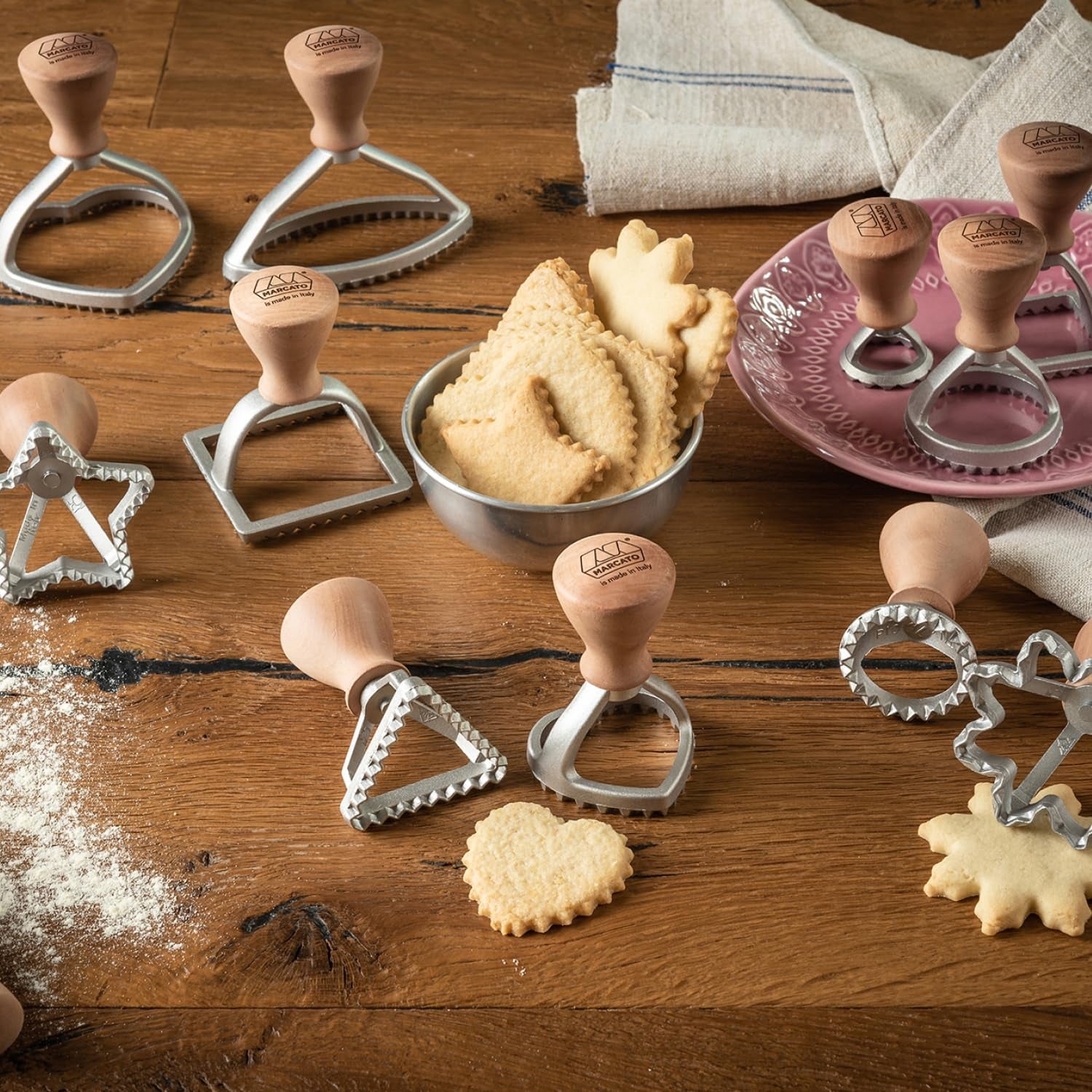 Set de forme pentru ravioli și biscuiți Marcato, aparat de ravioli, formă pentru biscuiți, lemn masiv și fontă, fabricat în Italia, relief rotund 58 mm + relief pătrat 58 mm. Model: Raviolè