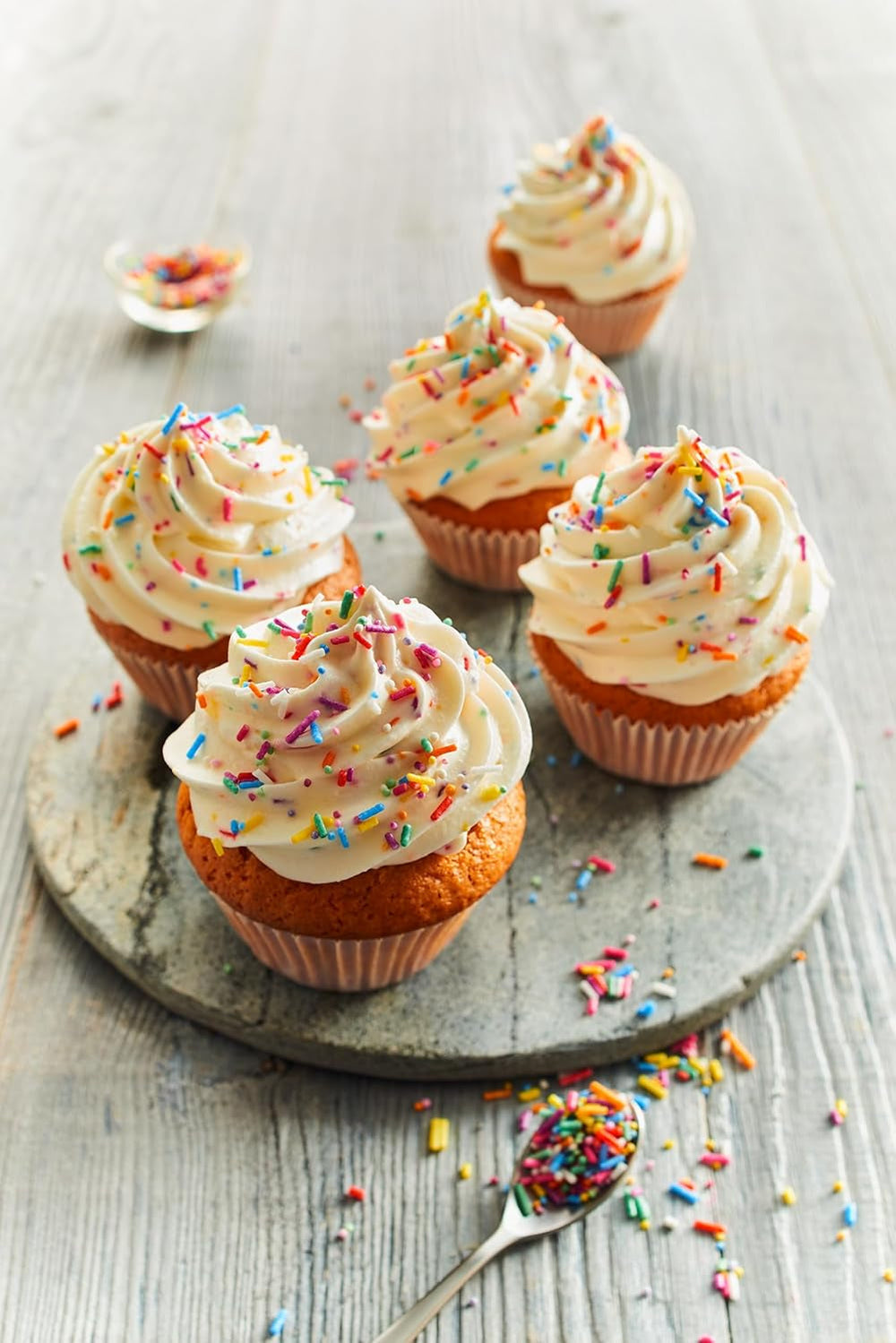 RUF Birthday Cake, Geburtstagskuchen, Schicht-Torte Aus Rührteig Und Konfetti-Streusel, Tortencreme Und Buntem Dekor-Mix, Für Kindergeburtstag, Familienfeier, Einschulung, 1X425G Frostings and Decor Naty Shop