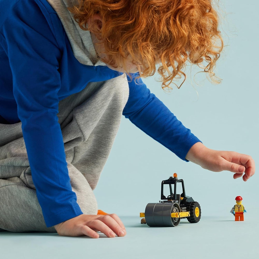 LEGO City Vehículo de construcción Rodillo de carretera para niños de 5 años Rodillo de vapor con minifigura de trabajador de la construcción Experiencia de juego imaginativa para niños y niñas Pequeño regalo divertido 60401 Juegos de construcción Besuche den LEGO-Store