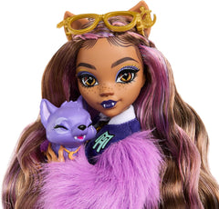 Păpușa Monster High Clawdeen Wolf cu cățeluș Crescent și accesorii precum ghiozdan, calendar, gustări și multe altele, HRP65