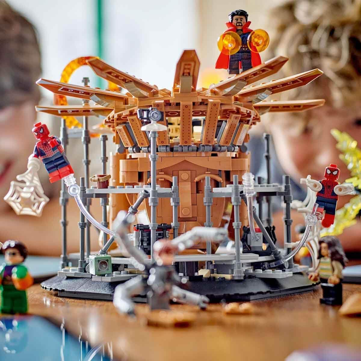 LEGO 76261 Marvel El Gran Enfrentamiento de Spider-Man, Spider-Man: No Way Home, set con 3 minifiguras de Peter Parker más el Duende Verde, Electro, Sandman, Ned, Doctor Strange y MJ, modelo coleccionable Juegos de construcción Besuche den LEGO-Store