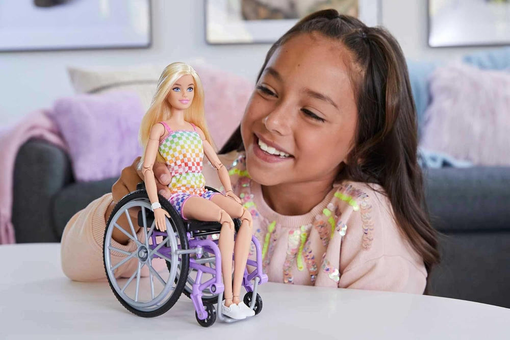 Păpușă Barbie Fashionista, scaun cu rotile cu păr blond și salopetă curcubeu, scaun cu rotile și rampă incluse, cadou de păpușă pentru copii, jucărie pentru vârsta de 3 ani și peste, HJT13