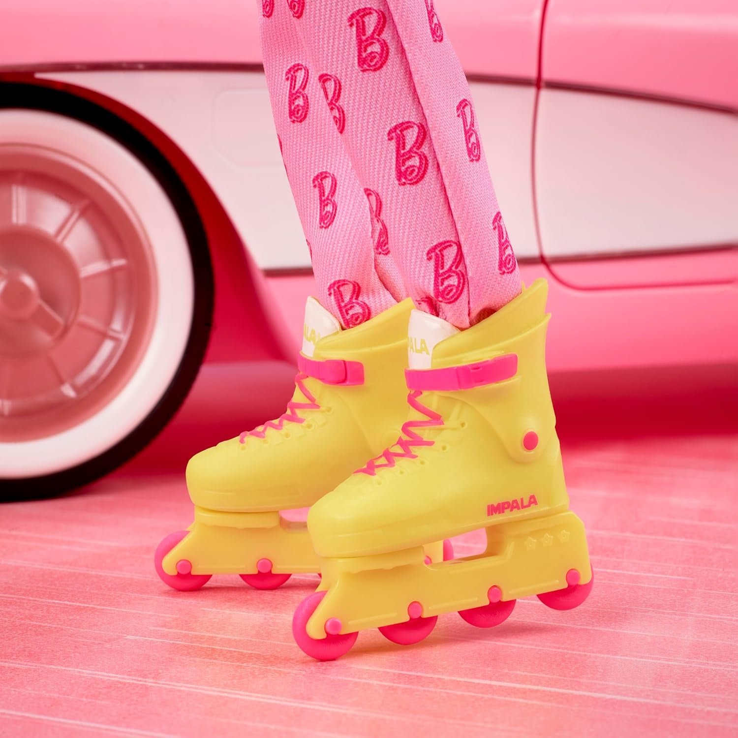 Barbie The Movie - Ken-Sammelpuppe, Ryan Gosling als Ken in rosafarbenem Overall mit „B“-Aufdruck, weißen Sneakern und bunten Inlineskates, JCP80