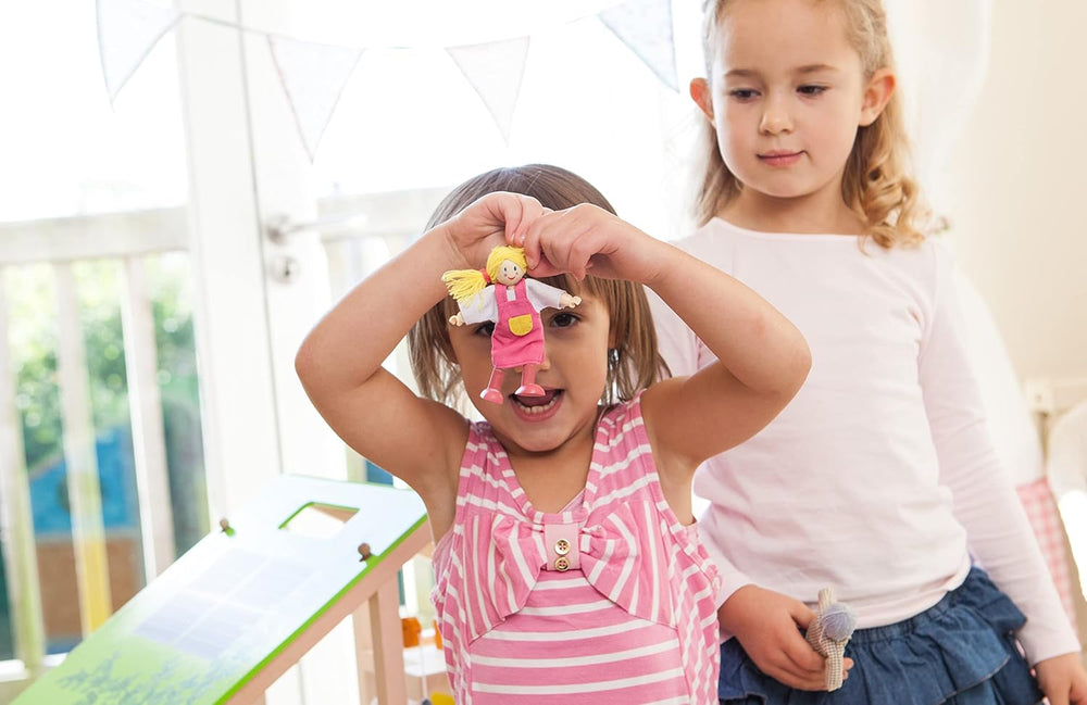 Hape E3401 Casă Patru Anotimpuri, Mobilată și E3500 - Familie de Păpuși, Piele Deschisă