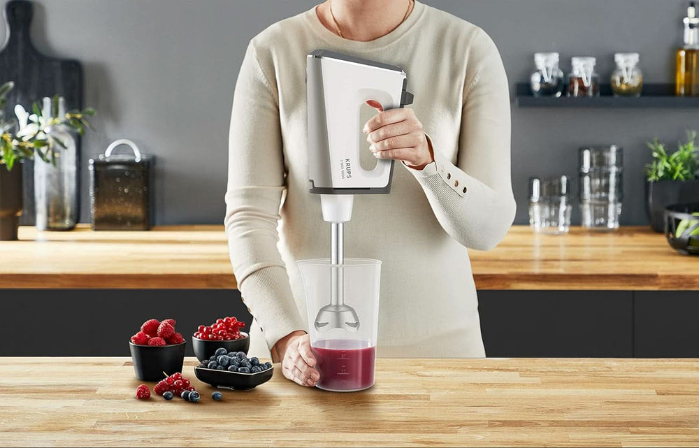 Krups GN9121 3 Mix 9000 Batidora de mano | 750 vatios | Geschwindigkeitsregler | Modo turbo | Auswurfffunktion | Empuñadura ergonómica Incl. Schneebesen, Knethaken, Pürierstab-Aufsatz, Messbecher | Tienda Weiß/Silber Naty
