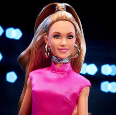 BARBIE Keeley Jones - Păpușă de colecție inspirată de Ted Lasso, rochie midi din mătase roz aprins, tocuri înalte aurii, pelerină neagră, cercei rotunzi aurii, geantă roz, pentru copii cu vârsta de 3 ani și peste, HJW92