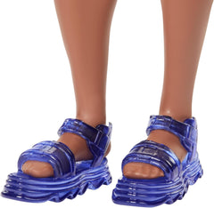 Muñeca Barbie Fashionistas Ken núm. 220 Con tirantes y cuerpo ancho con camisa estampada naranja removible, shorts y sandalias de plataforma, HRH23 Naty Shop Dolls