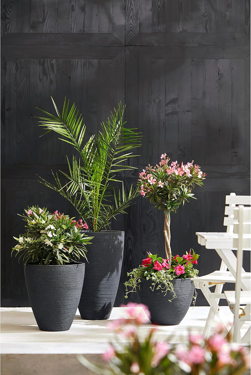 Jardinieră Dehner Vino | Ghiveci, recipient pentru plante | pentru plante în ghiveci | modern, rotund, stabil dimensional, robust | textură cu nervuri | interior, exterior | plastic | antracit | Ø 40 cm, înălțime 60 cm